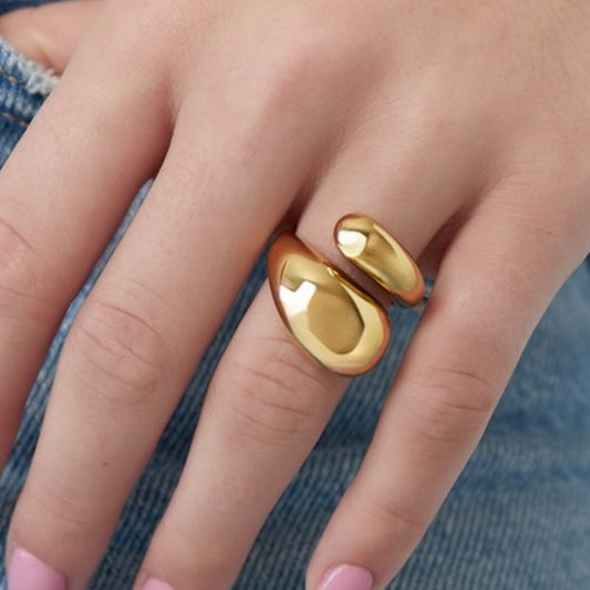Anima Ring gedragen