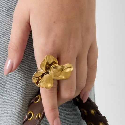 Gaia Ring gedragen