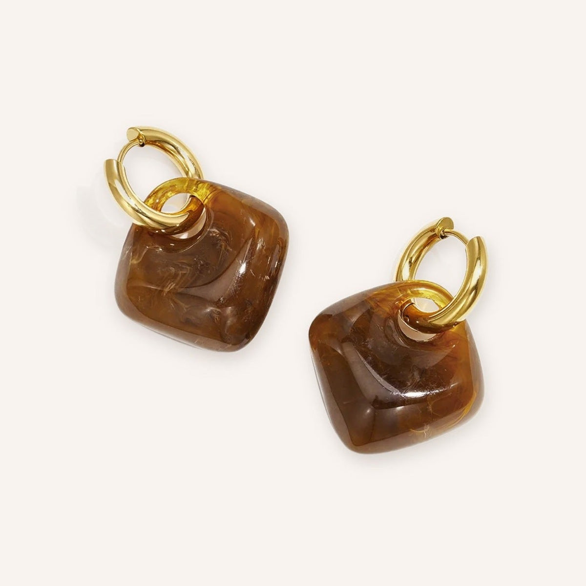 Ambretta Oorbellen in bruin, goudkleurige oorringetjes met vierkante amberkleurige hanger