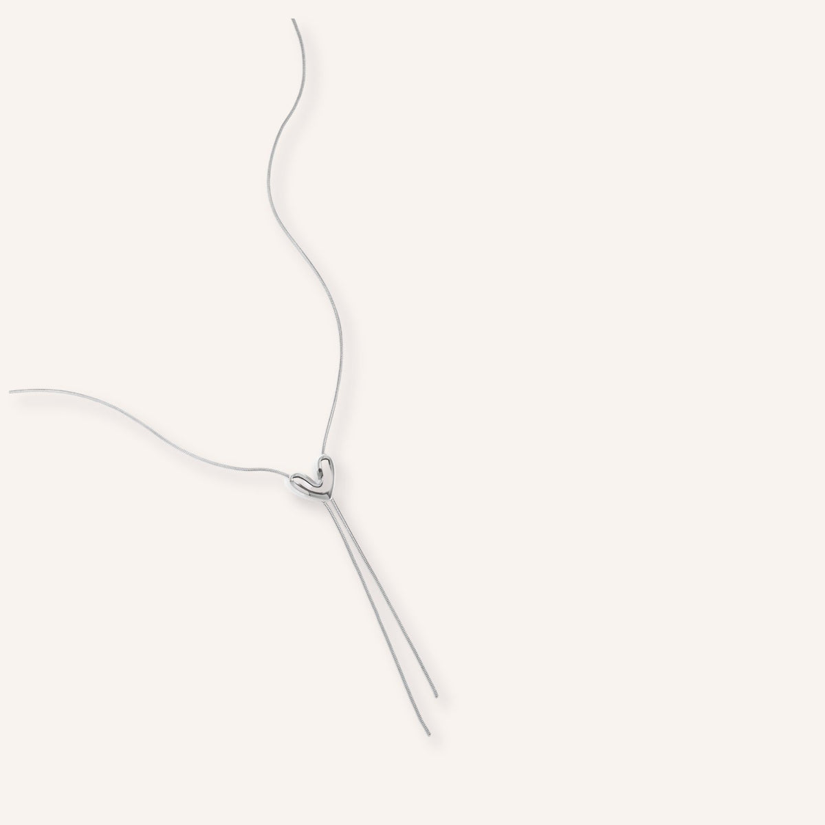 Gaeta Ketting in zilver, korte zilverkleurige ketting met hartvormige hanger