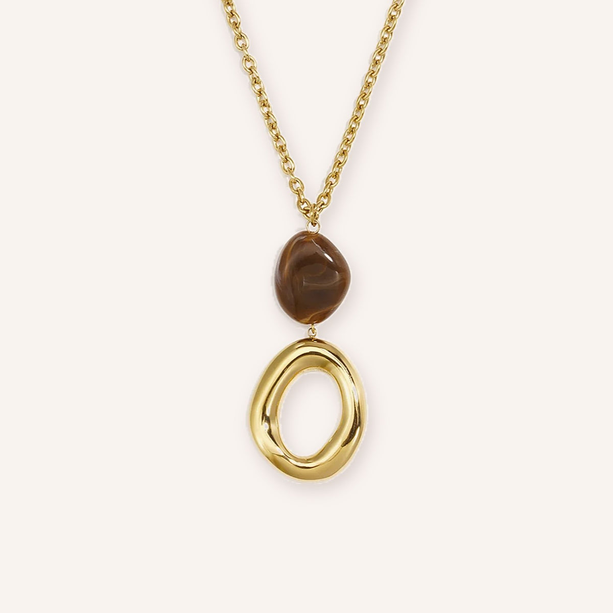 Lecce Ketting, detail van de ronde hanger in warm bruin