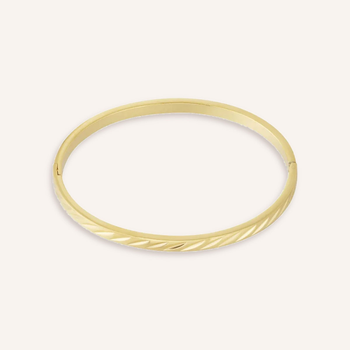 Linea Armband, slanke goudkleurige bangle met gedraaid detail