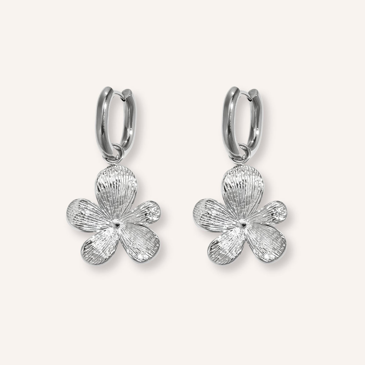 Primula Oorbellen in zilver, zilverkleurige oorringetjes met bloemhanger