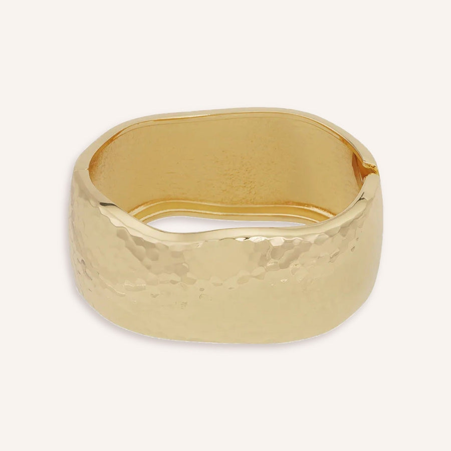 Aurea Armband, extra brede goudkleurige bangle met gehamerd oppervlak