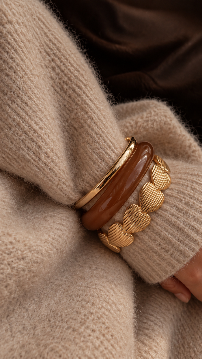 Armbanden stapelen: zo bouw je een armparty die klopt