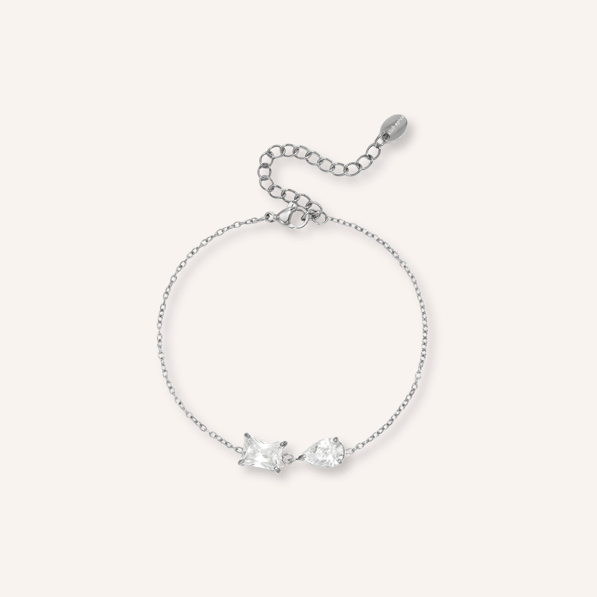 Adria Armband in zilver, zilverkleurige bedelarmband met ovale bedel en zirkonia steentjes