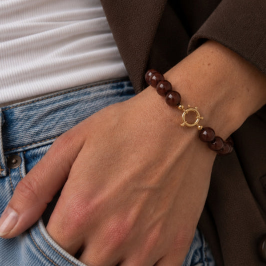 Amora Armband – Bruin – om de pols gedragen