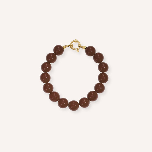Amora Armband – Bruin, kralenarmband met goudkleurige ringsluiting