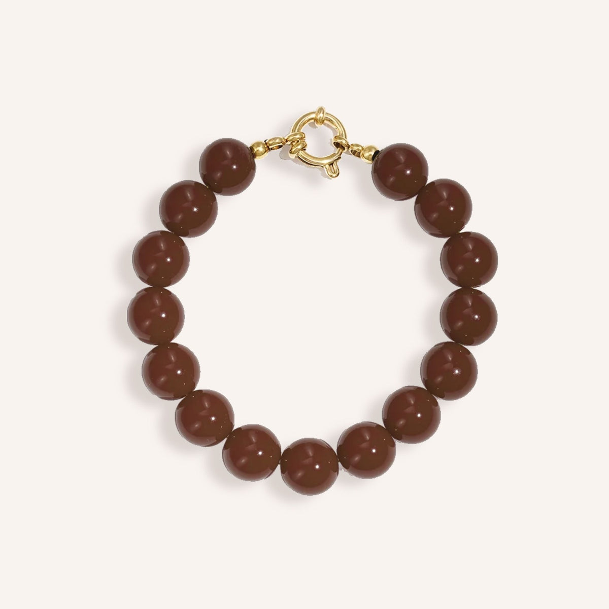 Amora Armband – Bruin, kralenarmband met goudkleurige ringsluiting