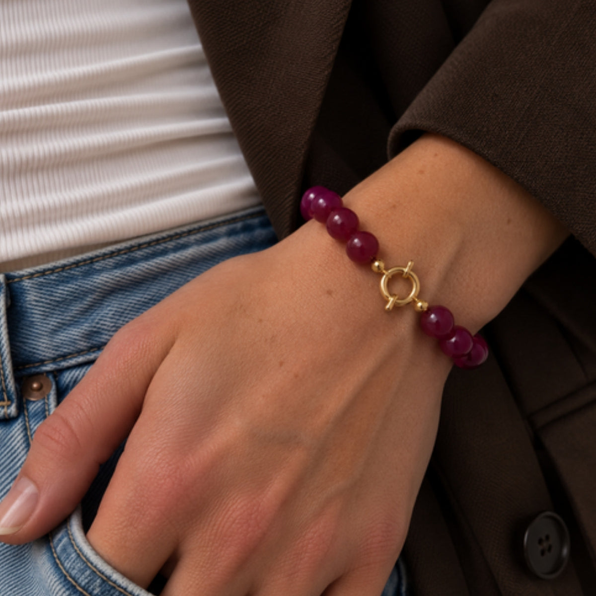 Amora Armband – Fuchsia – om de pols gedragen