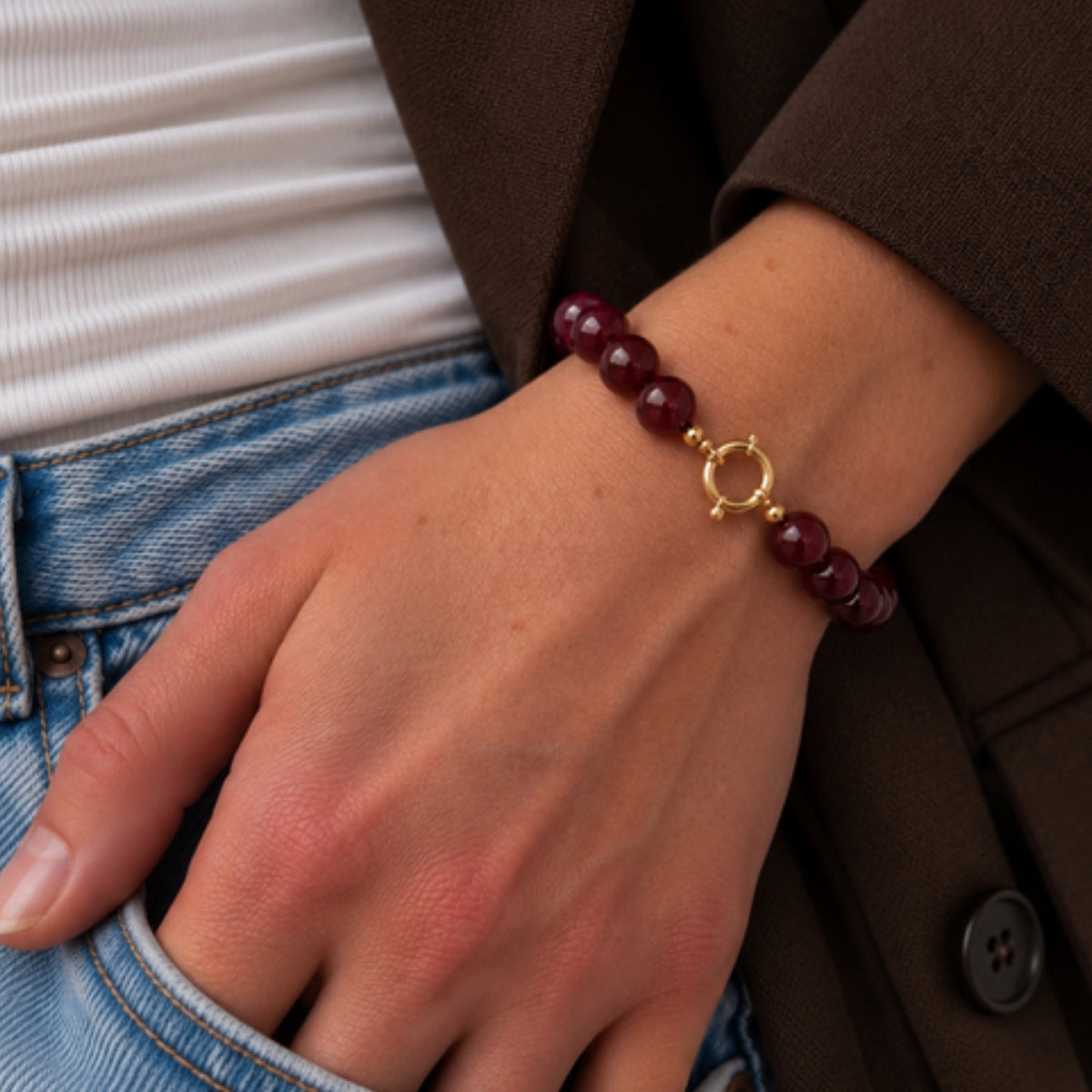 Amora Armband – Wijnrood – om de pols gedragen