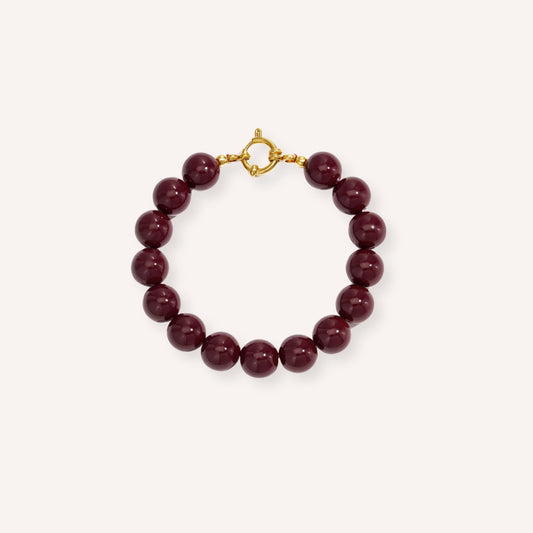 Amora Armband – Wijnrood, kralenarmband met goudkleurige ringsluiting