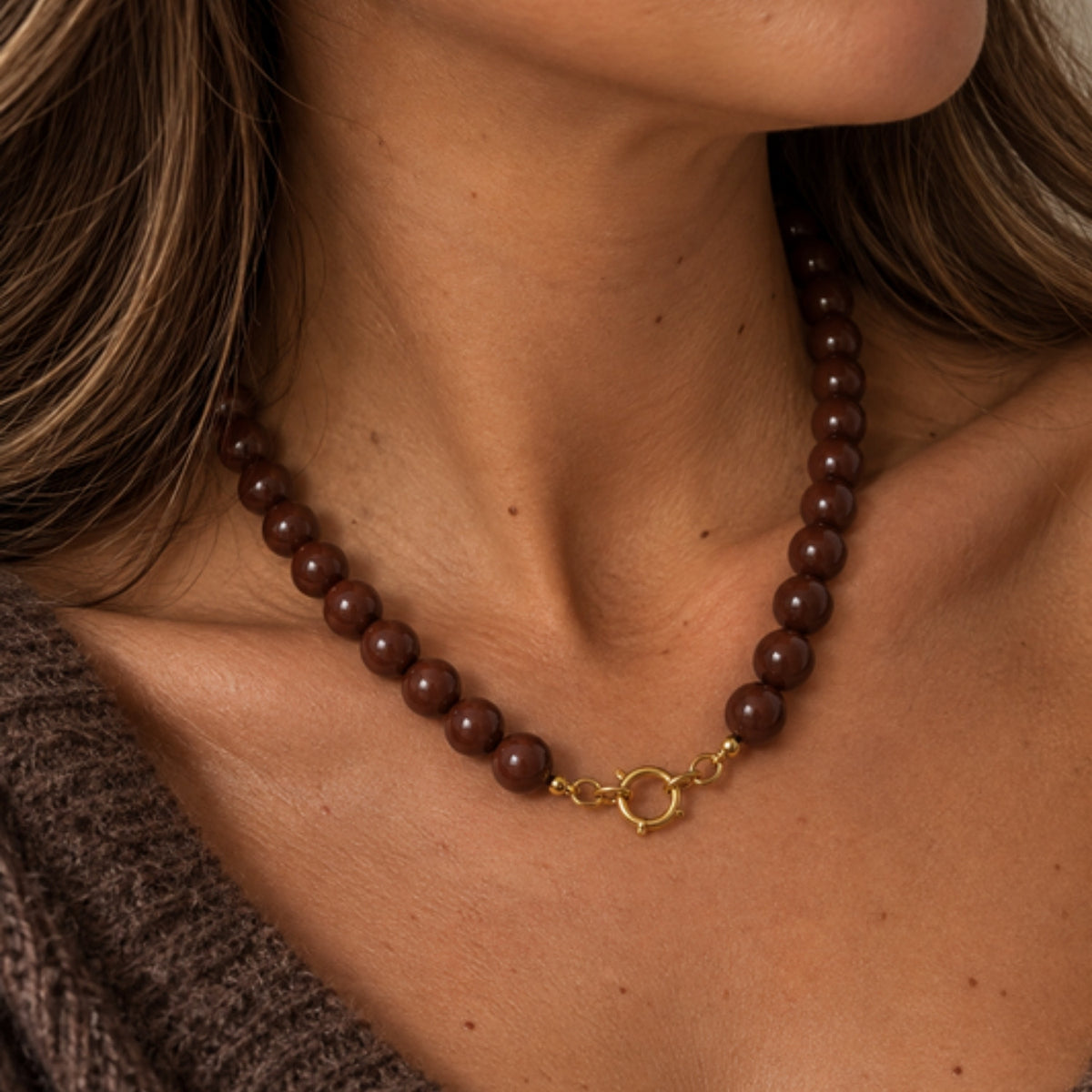 Amora Ketting – Bruin – gedragen