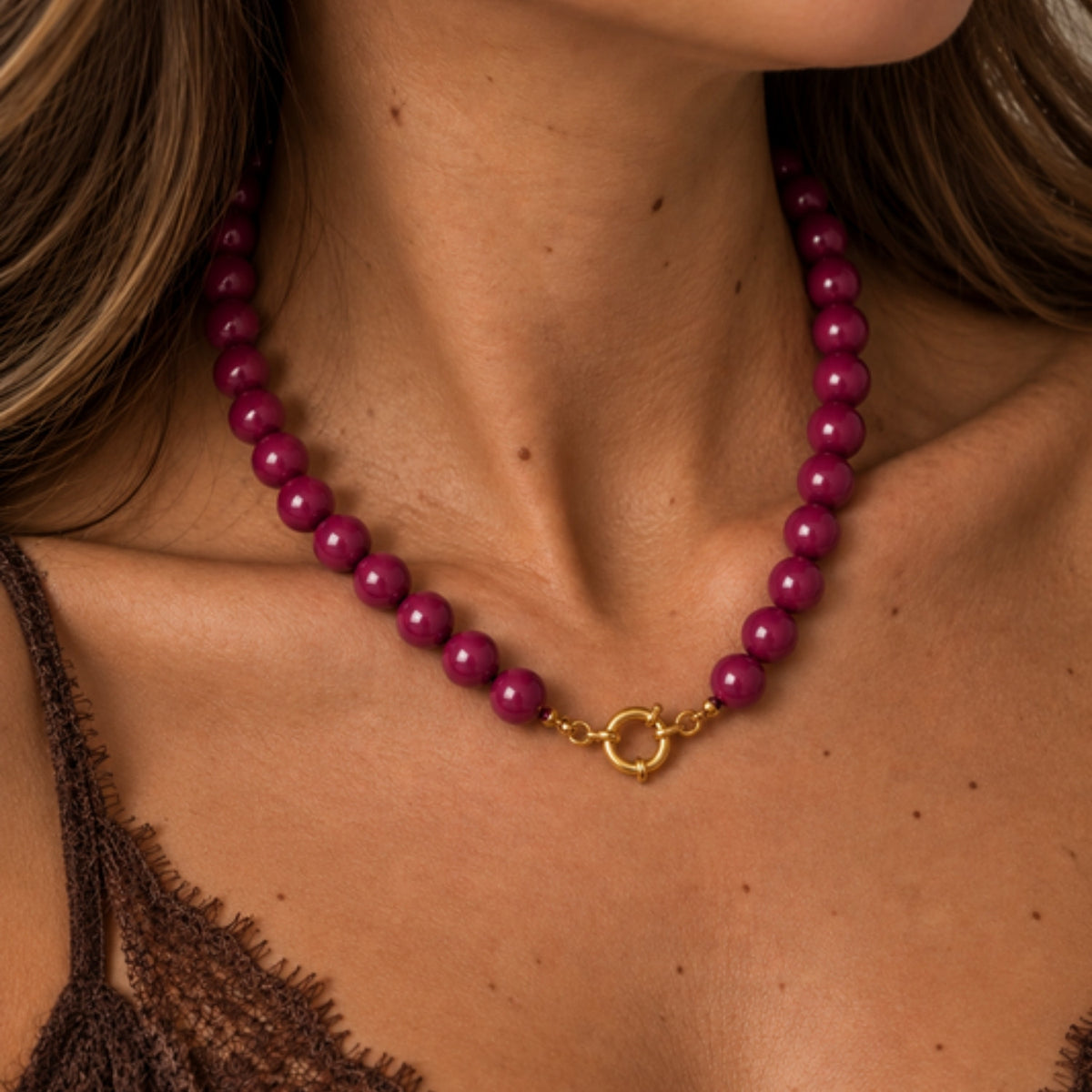 Amora Ketting – Fuchsia – gedragen
