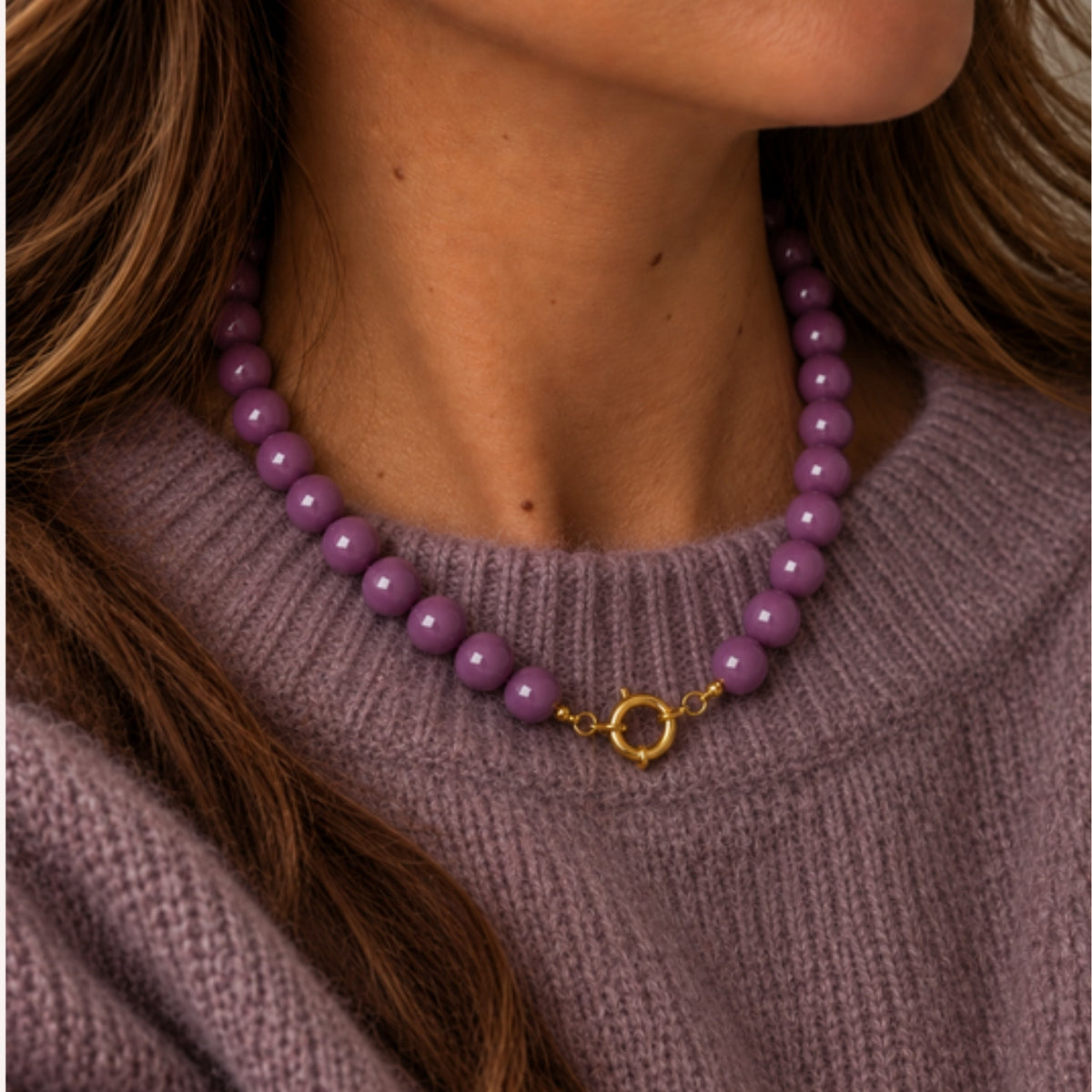 Amora Ketting – Paars – gedragen