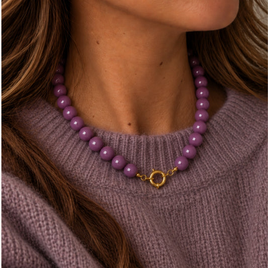 Amora Ketting – Paars – gedragen