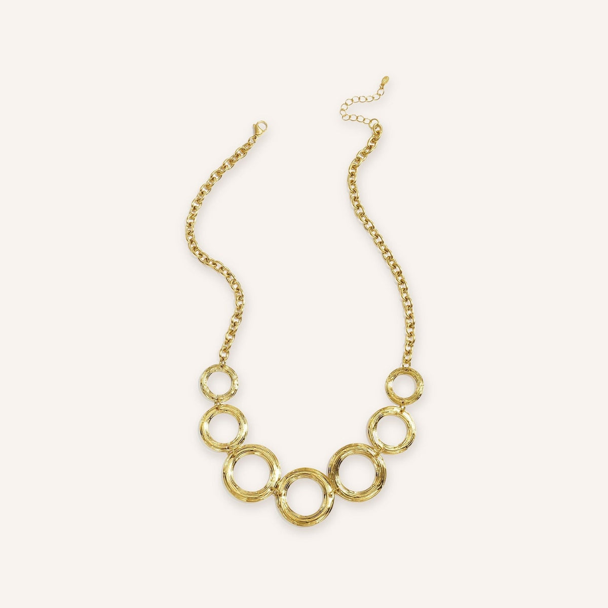 Anelli Ketting, goudkleurige statement ketting van grote aaneengeschakelde ringen