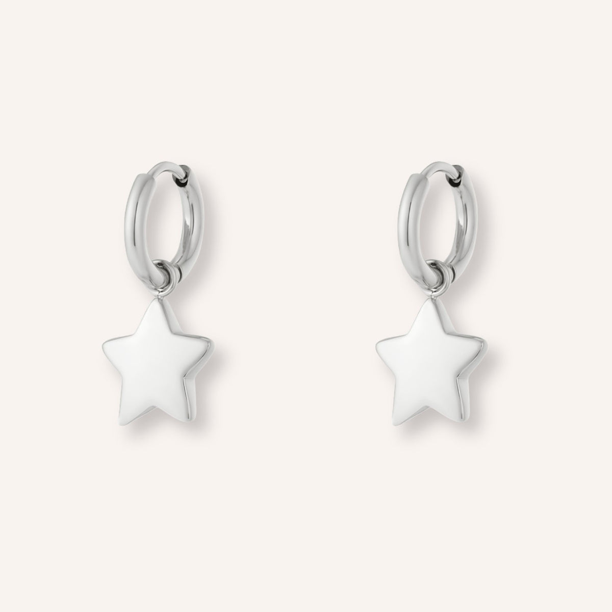 Anice Oorbellen in zilver, fijne zilverkleurige oorbellen met mini ster