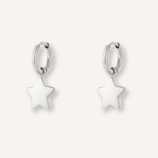 Anice Oorbellen in zilver, fijne zilverkleurige oorbellen met mini ster