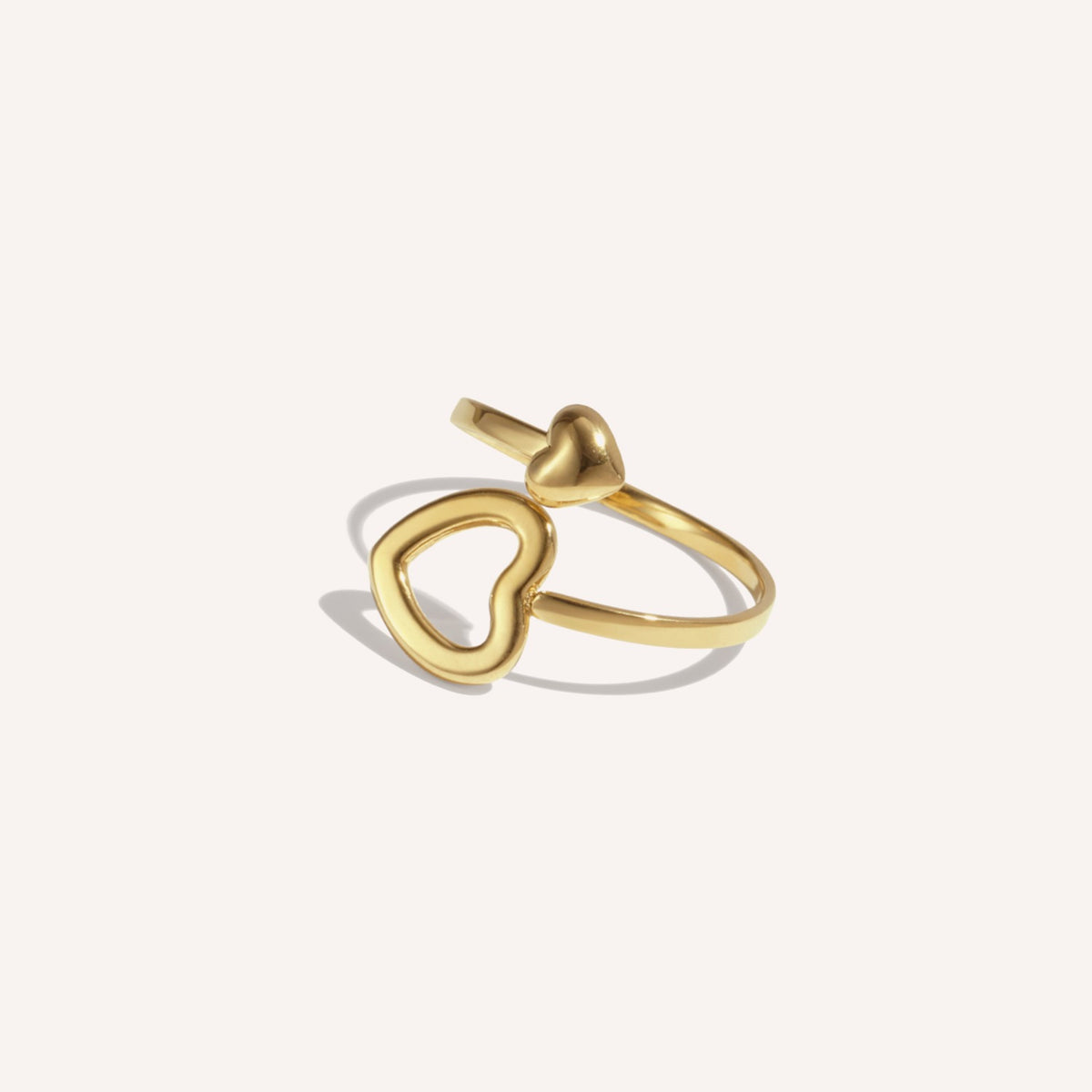 Armonia Ring, goudkleurige ring met open en dicht hartje
