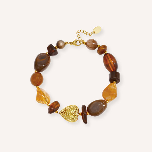 Autunno Armband, kralenarmband in amber- en bruintinten met goudkleurig gehamerd hartje