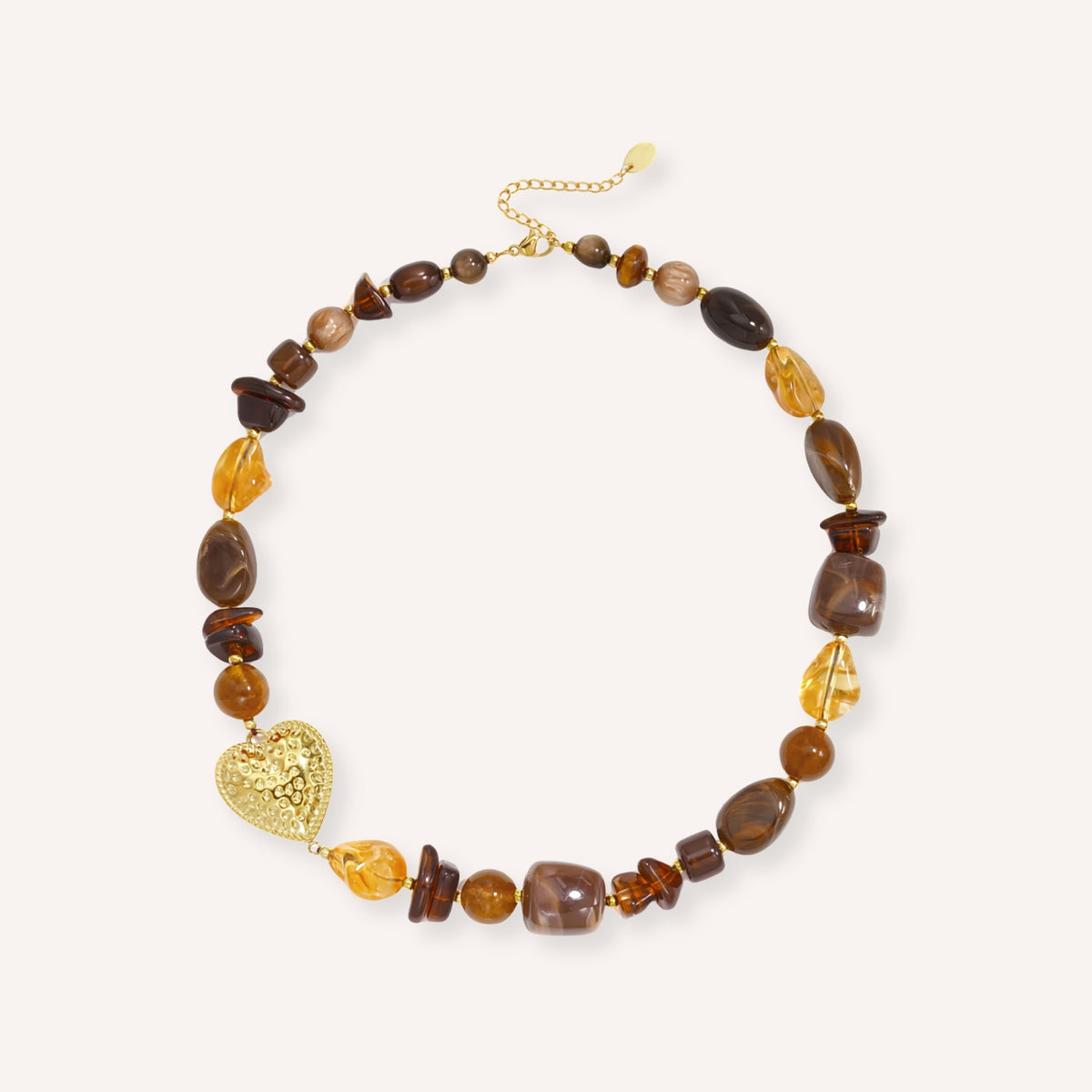 Autunno Ketting, kralenketting in amber- en bruintinten met goudkleurig gehamerd hart