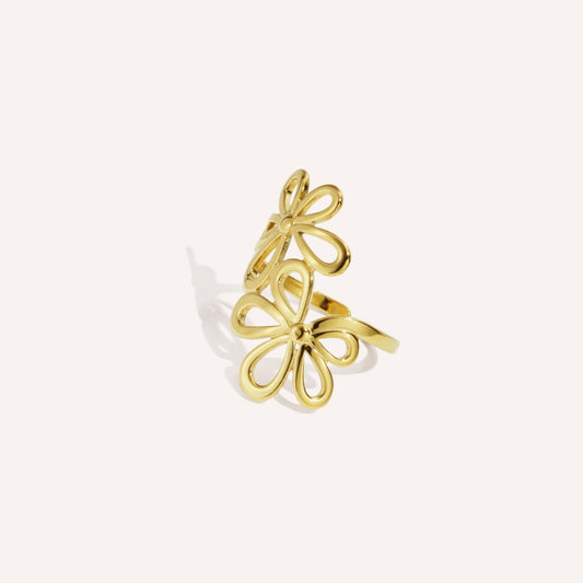 Beatrice Ring, goudkleurige ring met sierlijk bloemmotief