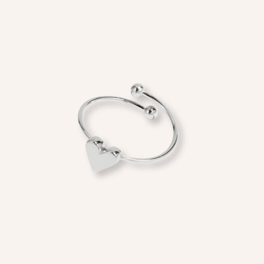 Cara Ring in zilver, fijne zilverkleurige ring met klein hartje