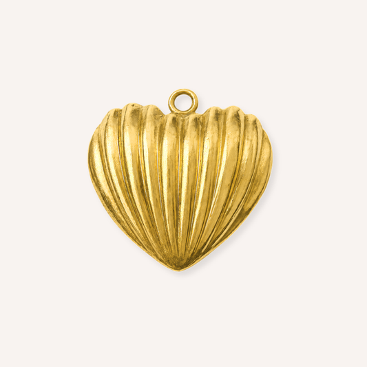 Concuore Charm, goudkleurige hartbedel met verticale schelpribbels