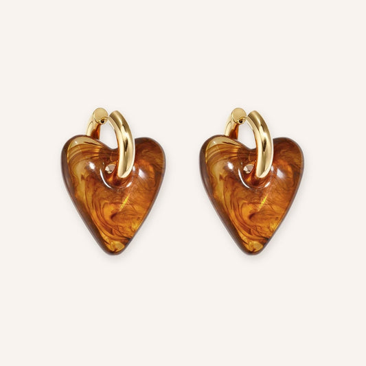 Cuorvivo Oorbellen, goudkleurige oorringetjes met bol amberkleurig bruin hartje