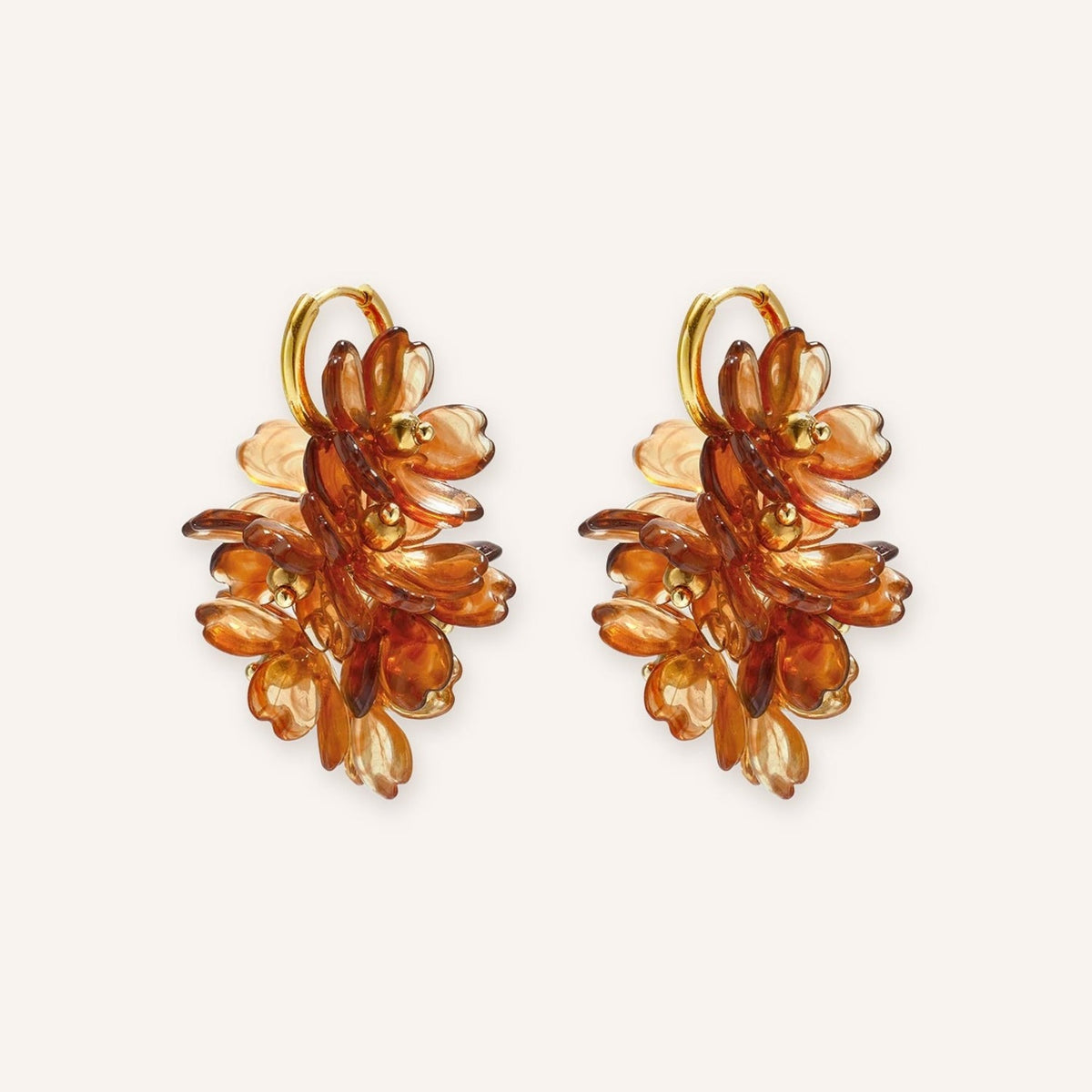Fiorambra Oorbellen, goudkleurige oorringetjes met amberkleurige bloemhanger