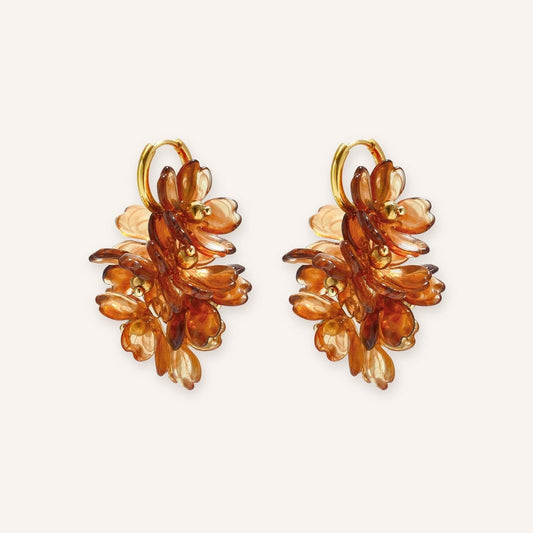 Fiorambra Oorbellen, goudkleurige oorringetjes met amberkleurige bloemhanger