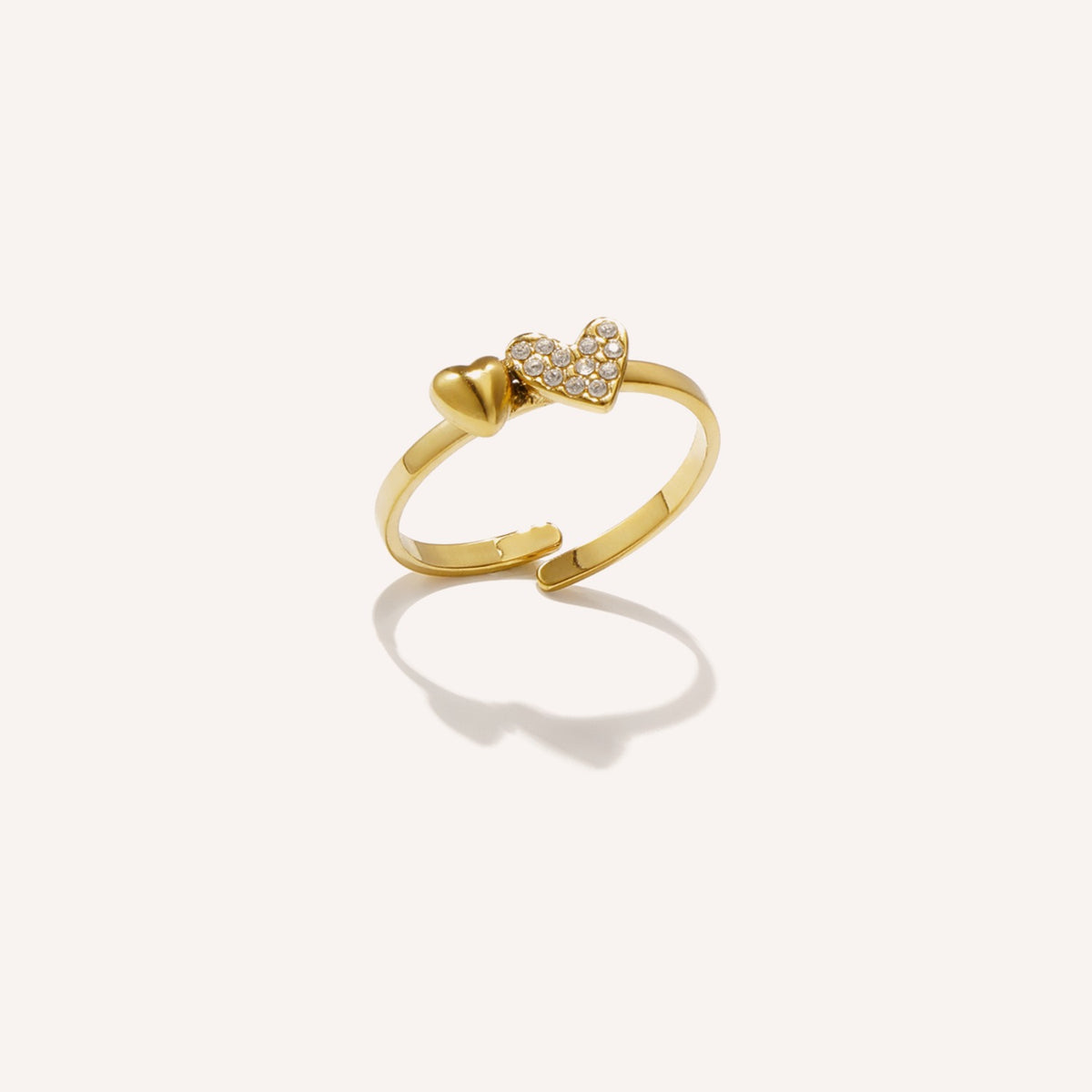 Gioia Ring, goudkleurige ring met hartjes en strass-steentjes