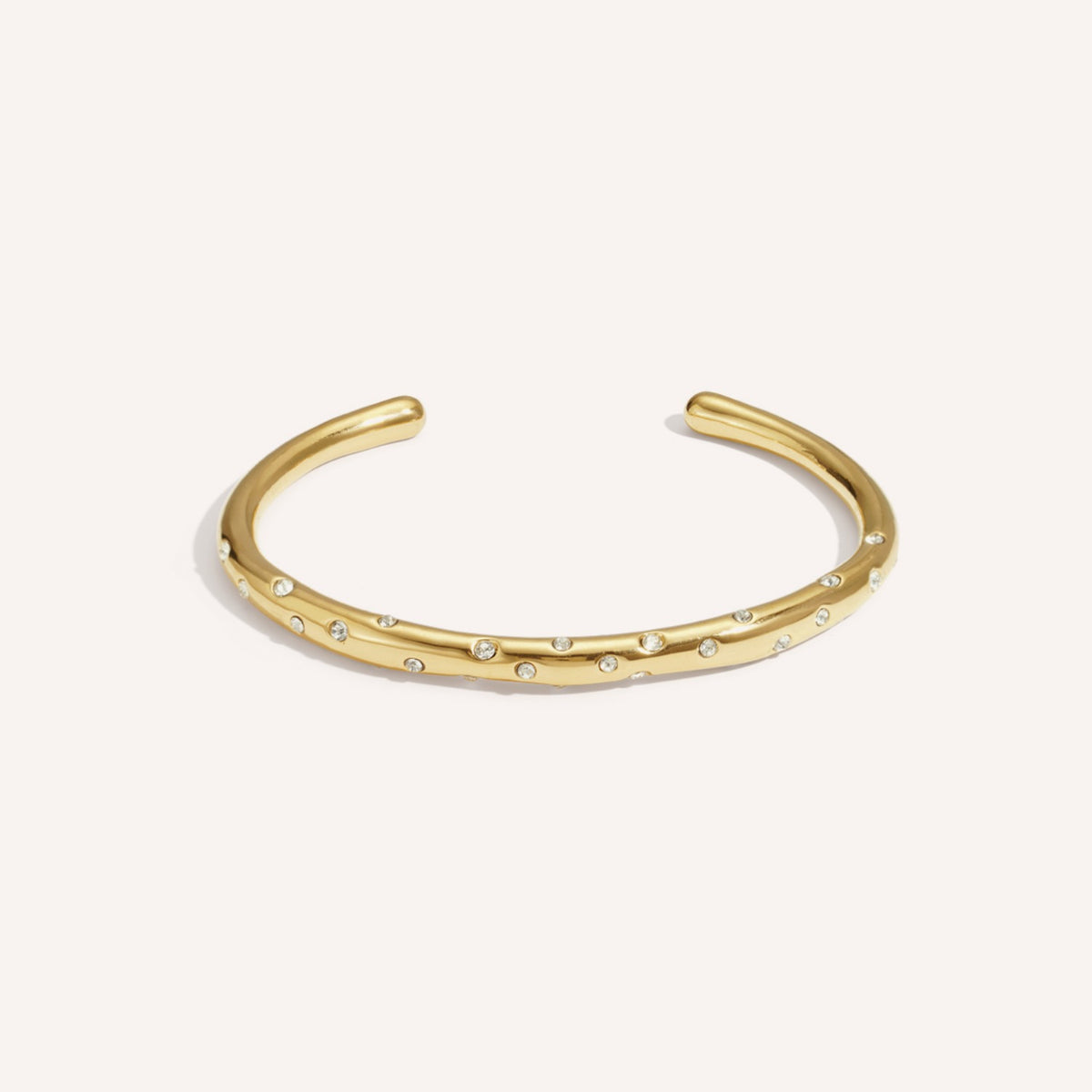 Ischia Armband, goudkleurige manchetarmband met strass-steentjes
