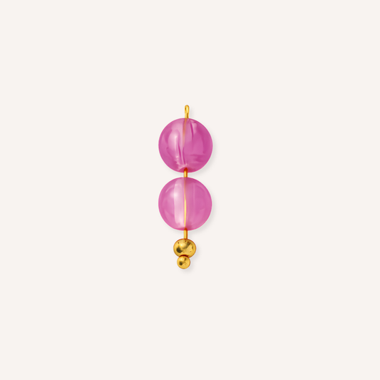 Lampone Charm, bedel met twee magenta glaskralen aan goudkleurig draadje