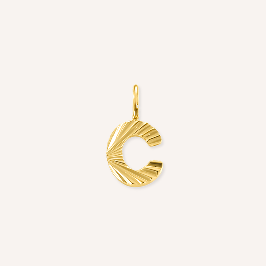 Letter C Raggiante Charm, goudkleurige letter C bedel met zonnestraalreliëf