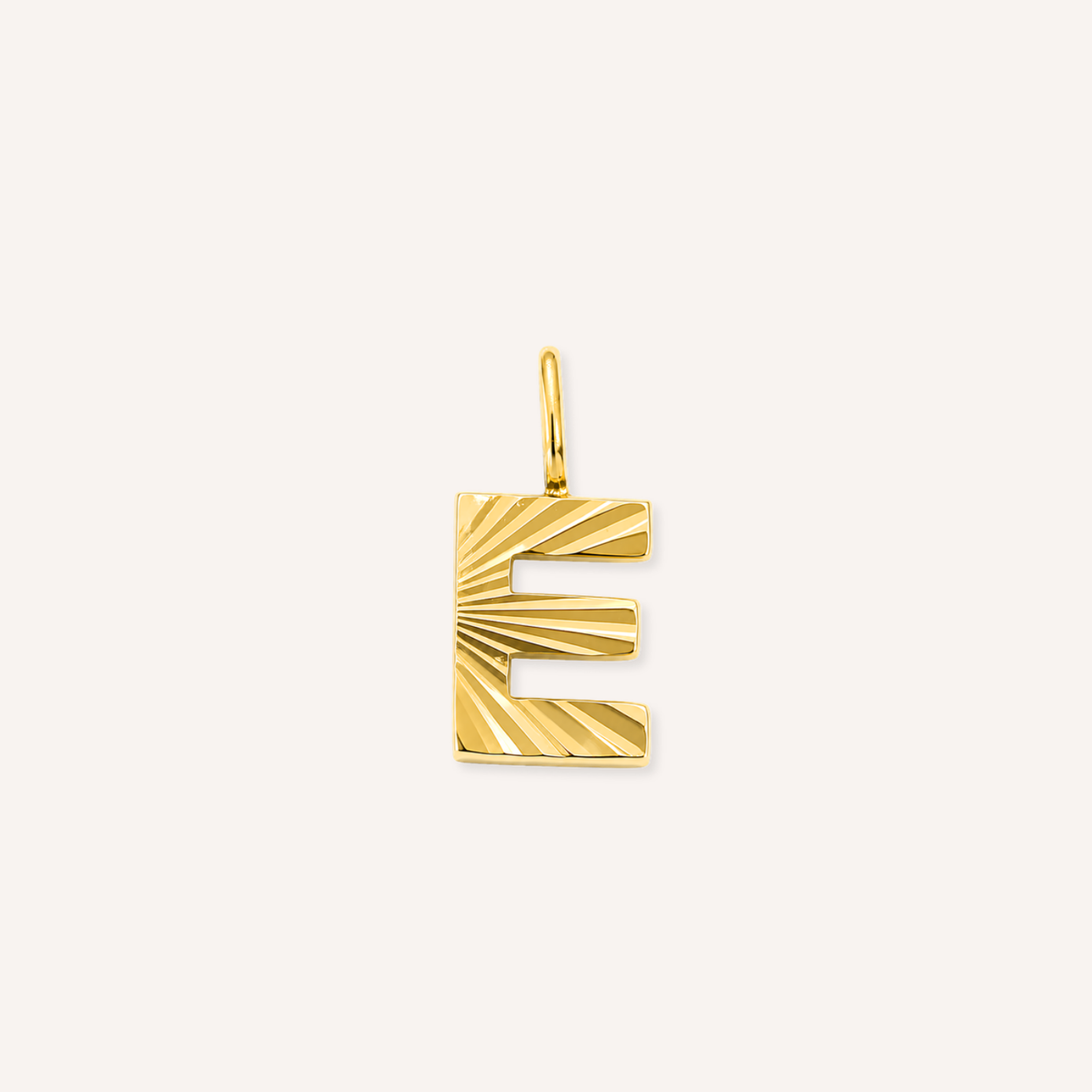 Letter E Raggiante Charm, goudkleurige letter E bedel met zonnestraalreliëf