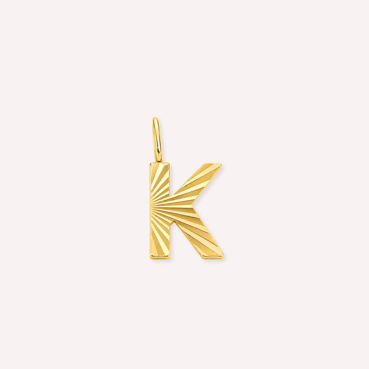 Letter K Raggiante Charm, goudkleurige letter K bedel met zonnestraalreliëf