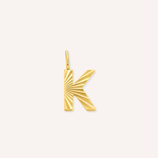 Letter K Raggiante Charm, goudkleurige letter K bedel met zonnestraalreliëf