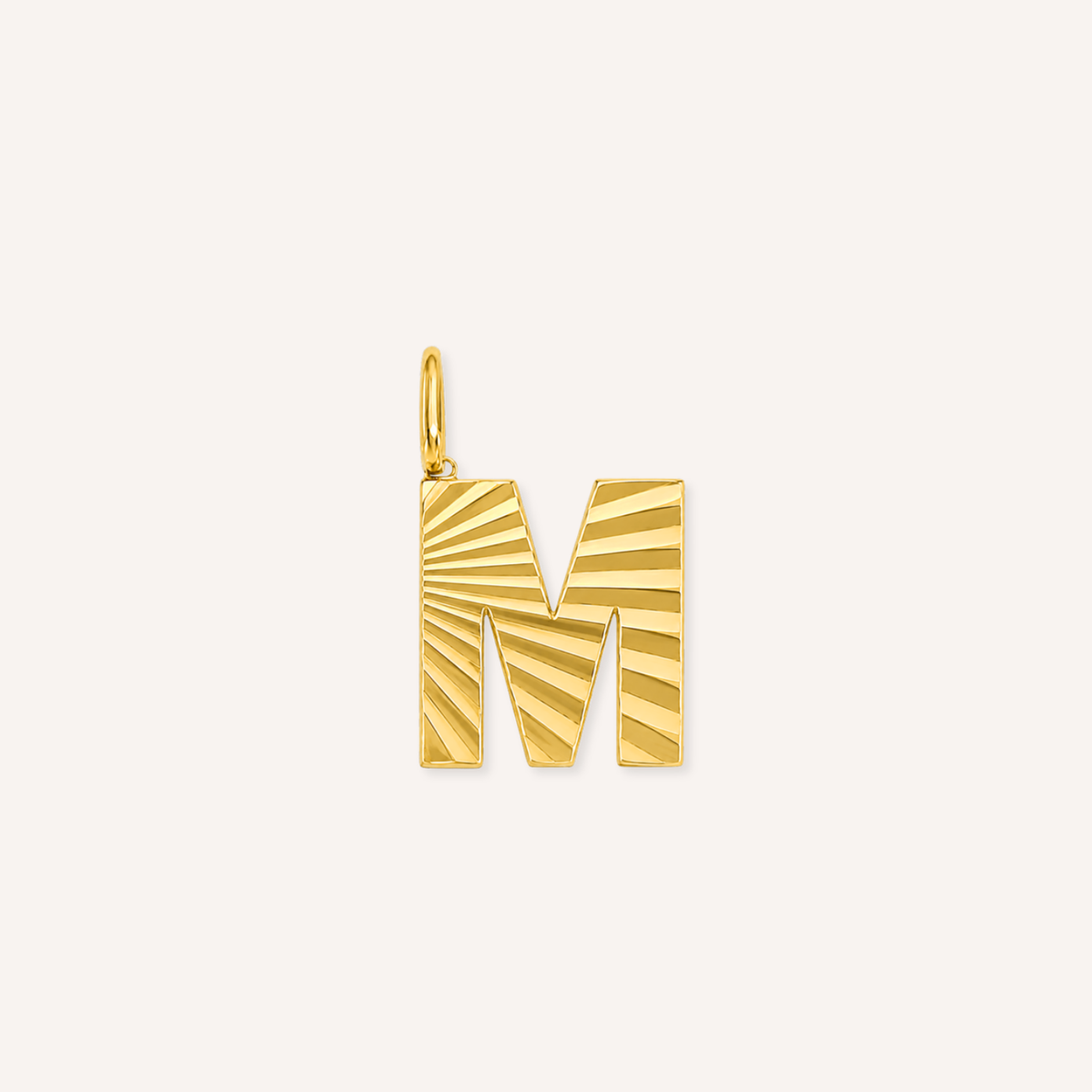 Letter M Raggiante Charm, goudkleurige letter M bedel met zonnestraalreliëf