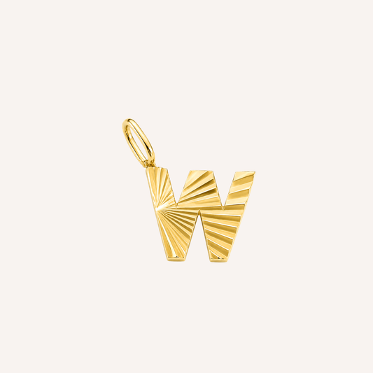 Letter W Raggiante Charm, goudkleurige letter W bedel met zonnestraalreliëf