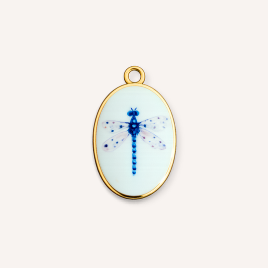 Libellula Charm, ovale bedel met blauwe libelle op mintkleurige emaille