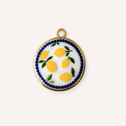 Limonata Charm, ronde witte emaille bedel met gele citroenen