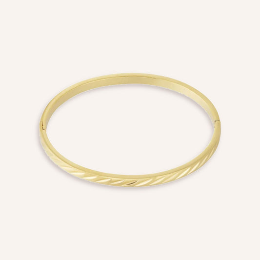 Linea Armband, slanke goudkleurige bangle met gedraaid detail