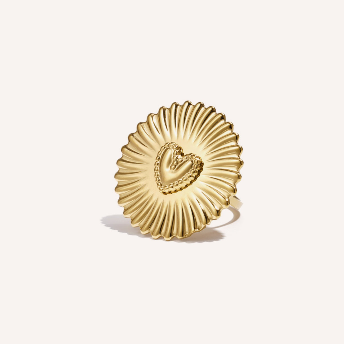 Lucia Ring, goudkleurige ring met hart en zonnestralen