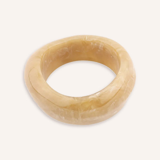 Mandorla Armband – Beige, brede acryl bangle in romig beige
