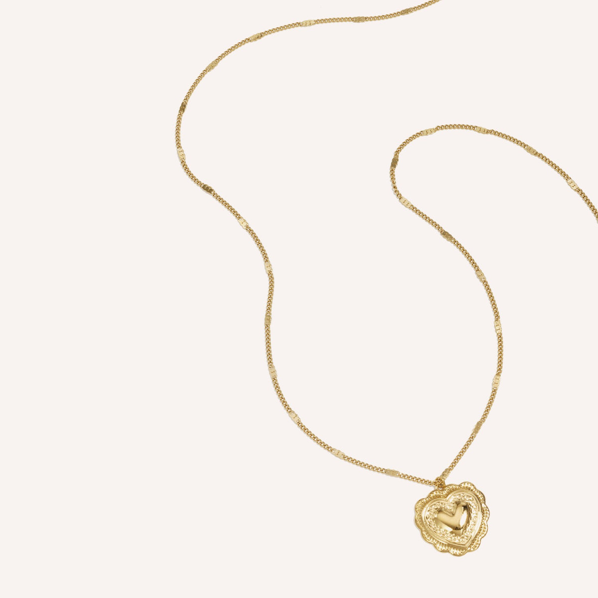 Milano Ketting, lange goudkleurige ketting met grote harthanger