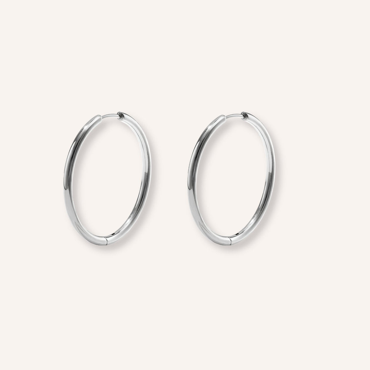 Mirto Oorbellen in zilver, kleine effen zilverkleurige oorringetjes