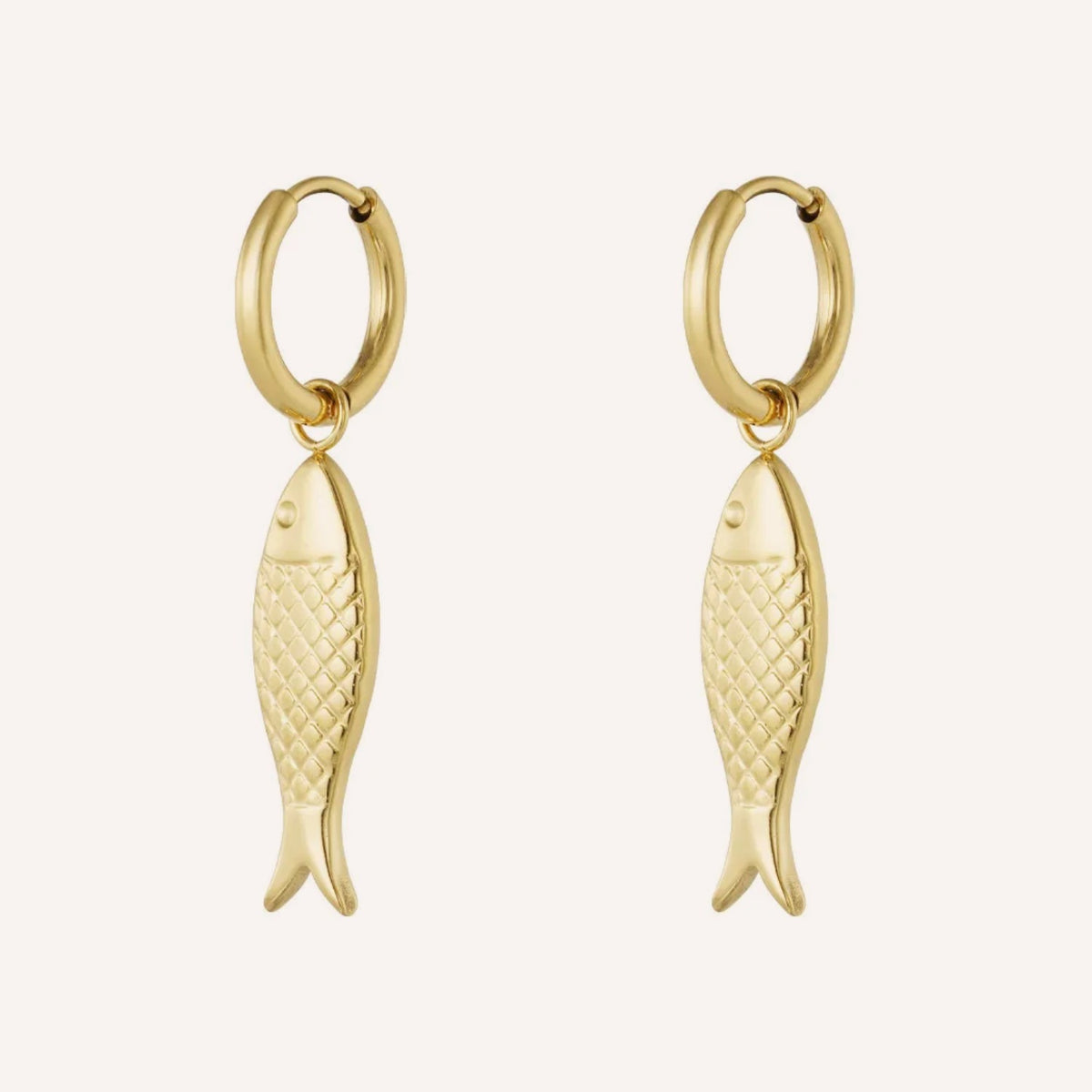 Ninfea Oorbellen, goudkleurige oorbellen met visje als bedel
