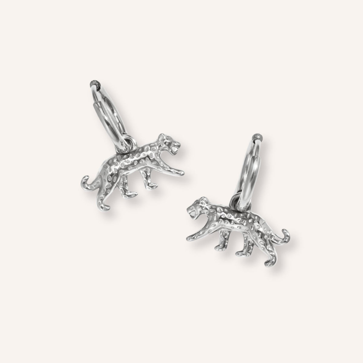 Notturna Oorbellen in zilver, kleine zilverkleurige oorringetjes met panterbedeltje